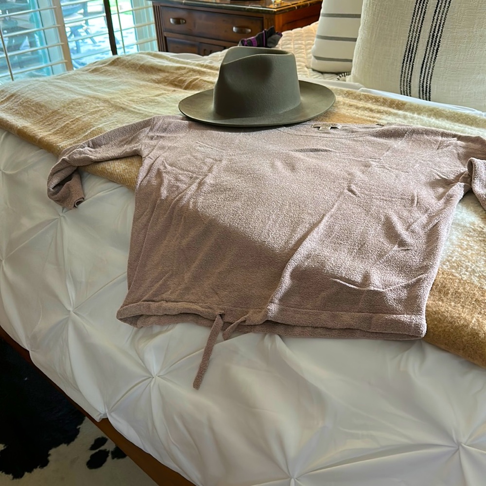 NWOT BAREFOOT DREAMS pullover, size S.